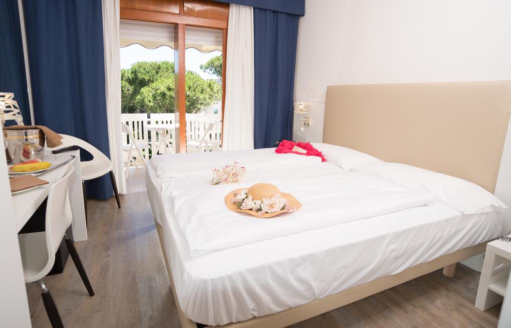Fantinello Hotel Caorle Exterior foto